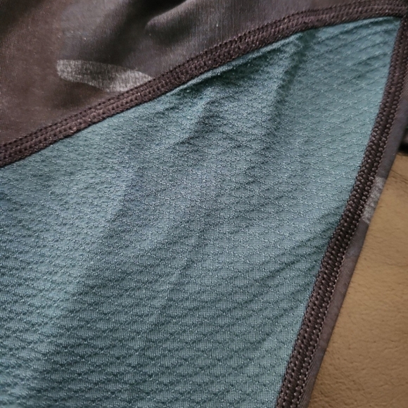 Lululemon Clip In Crops Lotus CamoOil Slick Blue/ Alberta Lake.  Size 4. - Picture 11 of 12